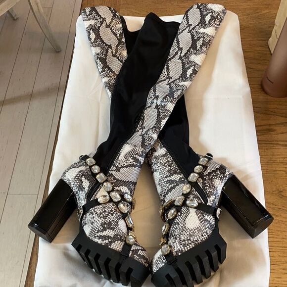 WILD DIVA SNAKESKIN MOTIF BOOTS.  NEW - Picture 7 of 8